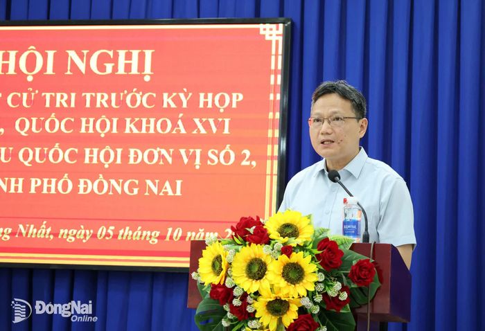 Đại biểu Quốc hội thành phố thông tin kết quả hoạt động của Đoàn Đại biểu Quốc hội thành phố từ sau Kỳ họp thứ Nhất đến nay tại hội nghị tiếp xúc cử tri sáng 5-10 tại xã Thống Nhất. Ảnh: Hồ Thảo