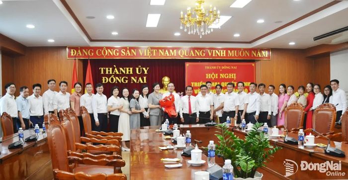 Phó Bí thư Thành ủy, Trưởng ban Tổ chức Thành ủy Thái Bảo và Văn phòng Thành ủy chúc mừng đồng chí Nguyễn Xuân Cường, Phó Chánh Văn phòng Thành ủy được điều động, chỉ định giữ chức Bí thư Đảng ủy phường Dầu Giây. Ảnh: Phương Hằng
