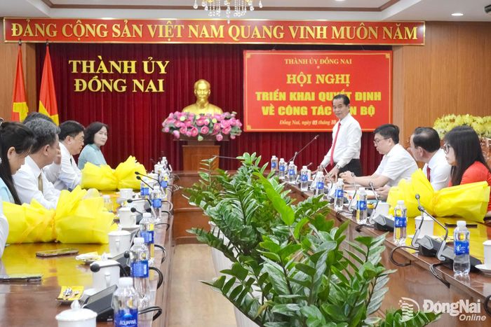 Phó Bí thư Thành ủy, Trưởng ban Tổ chức Thành ủy Thái Bảo phát biểu giao nhiệm vụ cho cán bộ. Ảnh: Phương Hằng