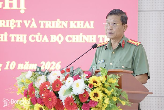 Đại tá Trần Anh Sơn và Đại tá Dương Văn Mạnh, Phó Giám đốc Công an thành phố quán triệt các chuyên đề. Ảnh: T.V