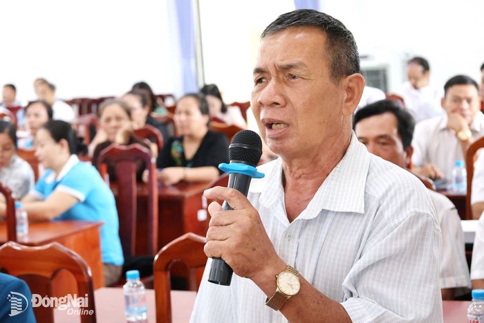 Cử tri phát biểu ý kiến tại hội nghị. Ảnh: Hồ Thảo