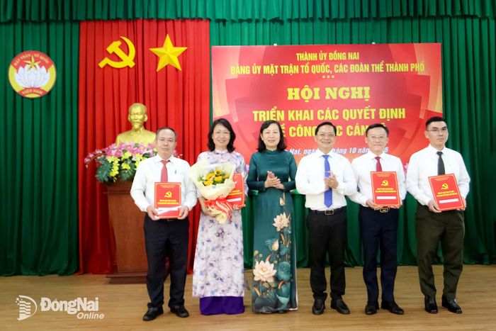 Đồng chí Huỳnh Thị Hằng, Phó Bí thư Thành ủy, Chủ tịch Ủy ban MTTQ Việt Nam thành phố và đồng chí Hà Anh Dũng, Ủy viên Ban Thường vụ Thành ủy, Phó Chủ tịch Thường trực Ủy ban MTTQ Việt Nam thành phố trao quyết định về công tác cán bộ Cơ quan Ủy ban kiểm tra Đảng ủy. Ảnh: Văn Truyên