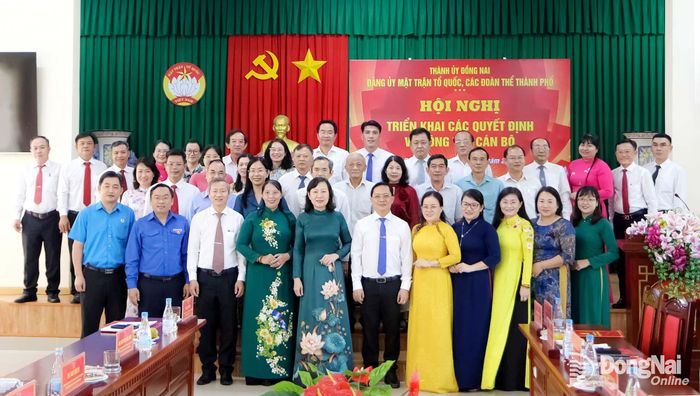 Đồng chí Huỳnh Thị Hằng, Phó Bí thư Thành ủy, Chủ tịch Ủy ban MTTQ Việt Nam thành phố cùng các đại biểu tham dự hội nghị chụp ảnh lưu niệm. Ảnh: Văn Truyên