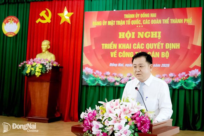 Đồng chí Lê Thanh Tiến, Phó Trưởng ban Xây dựng Đảng, Đảng ủy MTTQ, các đoàn thể thành phố phát biểu nhận nhiệm vụ. Ảnh: Văn Truyên