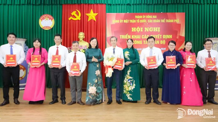 Đồng chí Huỳnh Thị Hằng, Phó Bí thư Thành ủy, Chủ tịch Ủy ban MTTQ Việt Nam thành phố và đồng chí Lê Thị Thái, Thành ủy viên, Phó Bí thư chuyên trách Đảng ủy MTTQ, các đoàn thể thành phố trao quyết định về công tác cán bộ Ban Xây dựng Đảng Đảng ủy. Ảnh: Văn Truyên