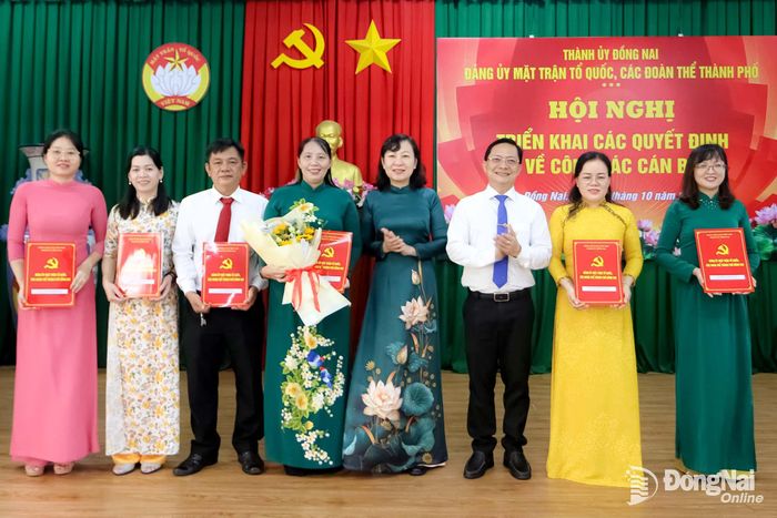 Đồng chí Huỳnh Thị Hằng, Phó Bí thư Thành ủy, Chủ tịch Ủy ban MTTQ Việt Nam thành phố và đồng chí Hà Anh Dũng, Ủy viên Ban Thường vụ Thành ủy, Phó Chủ tịch Thường trực Ủy ban MTTQ Việt Nam thành phố trao quyết định về công tác cán bộ Văn phòng Đảng ủy. Ảnh: Văn Truyên