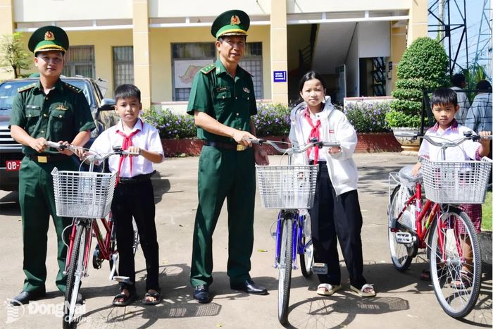 Lãnh đạo Đồn Biên phòng Bù Đốp trao tặng xe đạp cho các học sinh. Ảnh: Hữu Thịnh