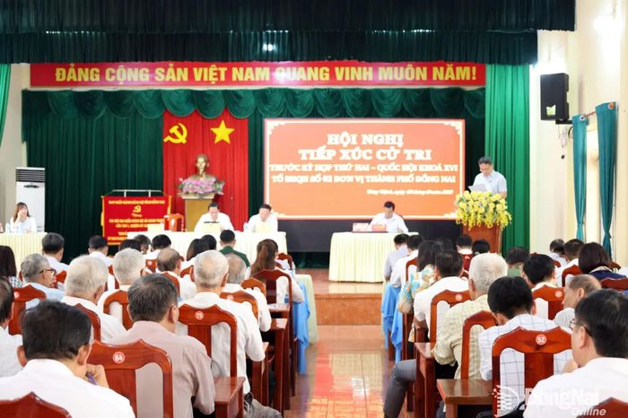 Tổ đại biểu Quốc hội số 2 tiếp xúc cử trước Kỳ họp thứ 2, Quốc hội XVI tri tại xã Hưng Thịnh. Ảnh: Hồ Thảo