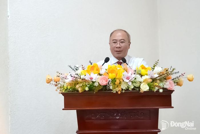 Phó Giám đốc Sở Khoa học và Công nghệ Nguyễn Minh Quang, đại diện các đồng chí nhận quyết định về công tác cán bộ phát biểu nhận nhiệm vụ. Ảnh: Phương Hằng