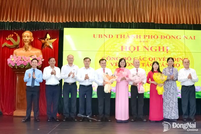 Thành ủy viên, Phó Chủ tịch UBND thành phố Nguyễn Thị Hoàng và lãnh đạo các đơn vị chúc mừng các đồng chí nhận quyết định về công tác cán bộ. Ảnh: Phương Hằng