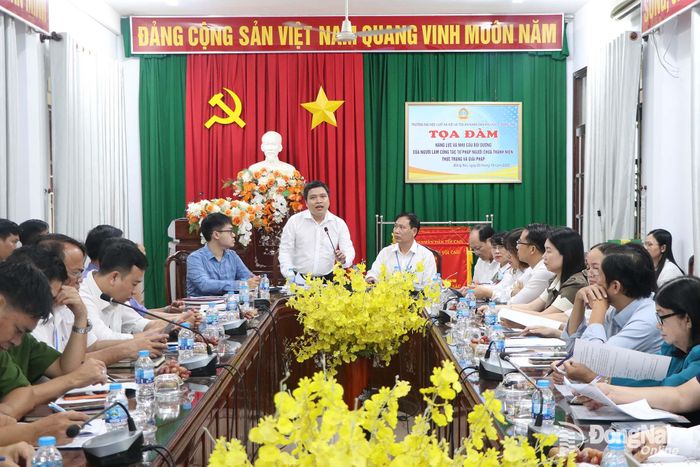 Tiến sĩ Lưu Hoài Bảo, đại diện Trường đại học Luật Hà Nội và Chánh án Tòa án nhân dân Khu vực 2 - Đồng Nai Bùi Bá Diễn đồng chủ trì buổi tọa đàm. Ảnh: Tố Tâm