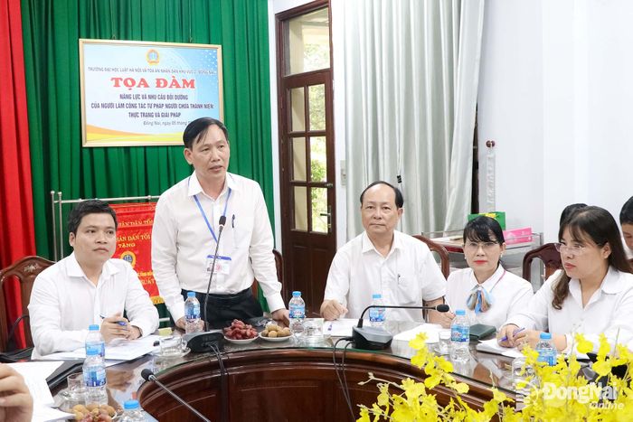 Chánh án Tòa án nhân dân Khu vực 2 - Đồng Nai Bùi Bá Diễn trao đổi một số vấn đề liên quan đến người chưa thành niên phạm tội. Ảnh: Tố Tâm