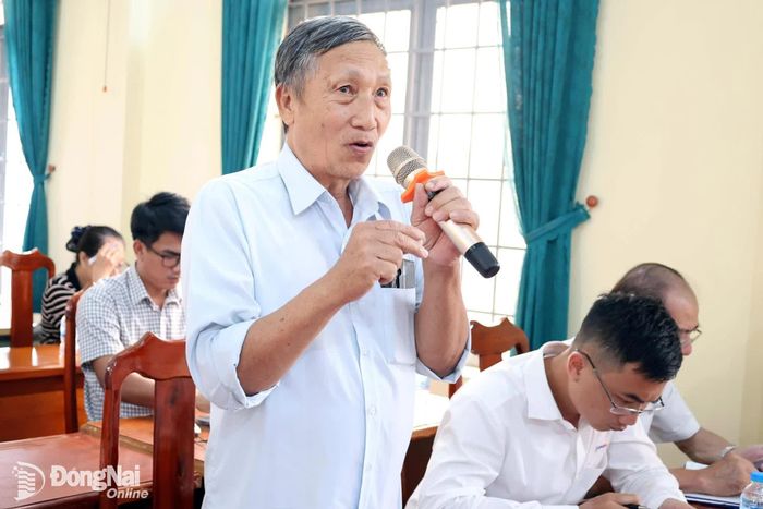 Cử tri phát biểu ý kiến tại hội nghị. Ảnh: Hồ Thảo