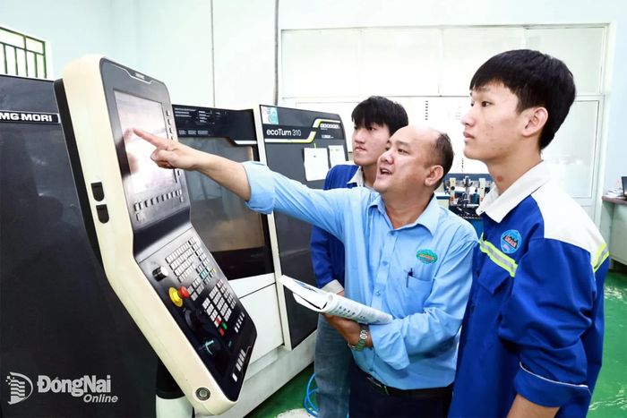 Hệ thống máy cắt gọt kim loại CNC tự động hiện đại của Pháp được Trường cao đẳng Công nghệ quốc tế Lilama 2 đầu tư cho công tác thực hành. Ảnh: Công Nghĩa
