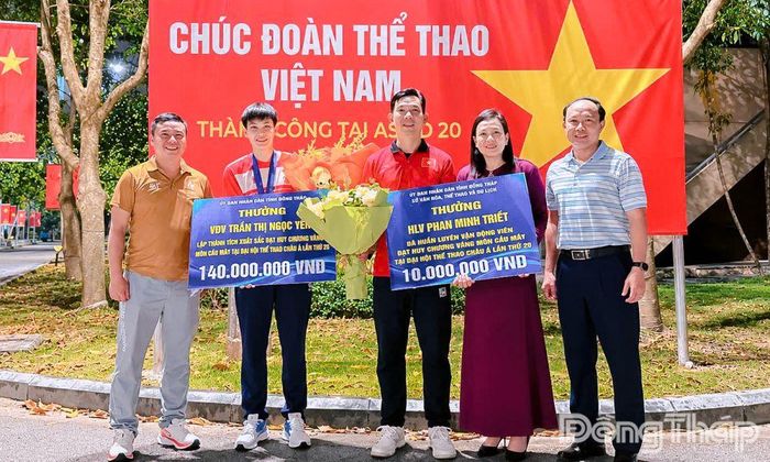 Sở Văn hóa, Thể thao và Du lịch khen thưởng cho Ngọc Yến và huấn luyện viên Phan Minh Triết.