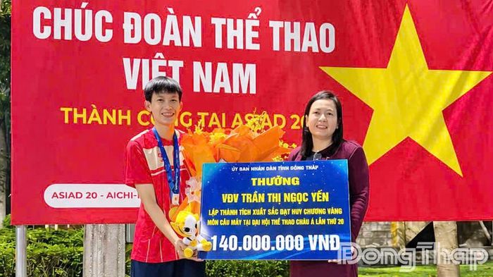 Đồng chí Nguyễn Thị Kim Chi, Phó Giám đốc Sở Văn hóa, Thể thao và Du lịch trao thưởng nóng của UBND tỉnh Đồng Tháp cho vận động viên Trần Thị Ngọc Yến.