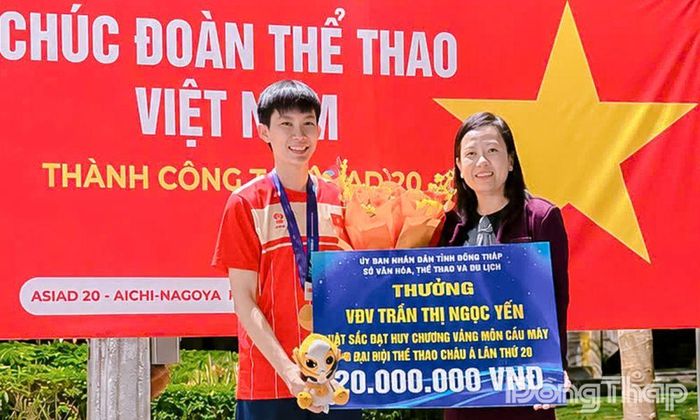 Ngọc Yến được Sở Văn hóa, Thể thao và Du lịch trao thưởng 20 triệu đồng.