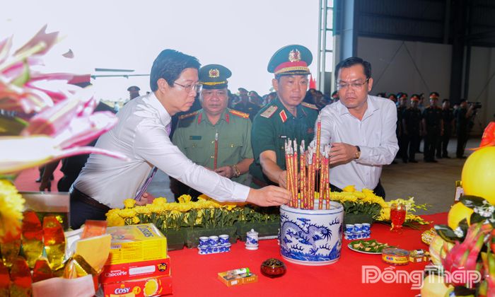 Đồng chí Huỳnh Minh Tuấn dâng hương các Anh hùng liệt sĩ.