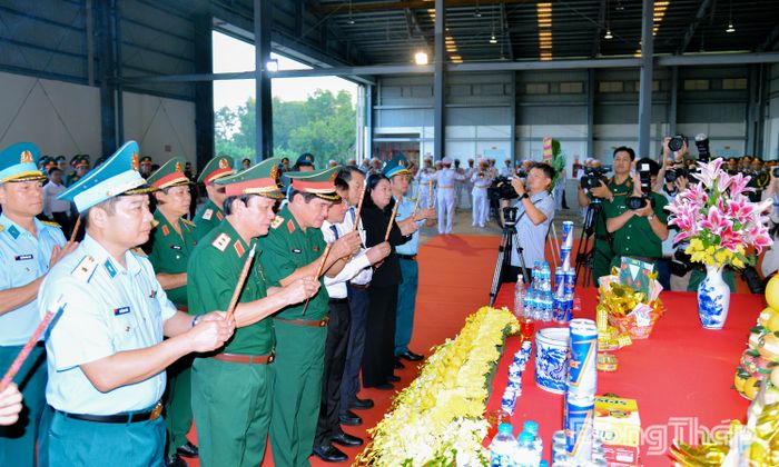 Các đại biểu dâng hương các Anh hùng liệt sĩ.