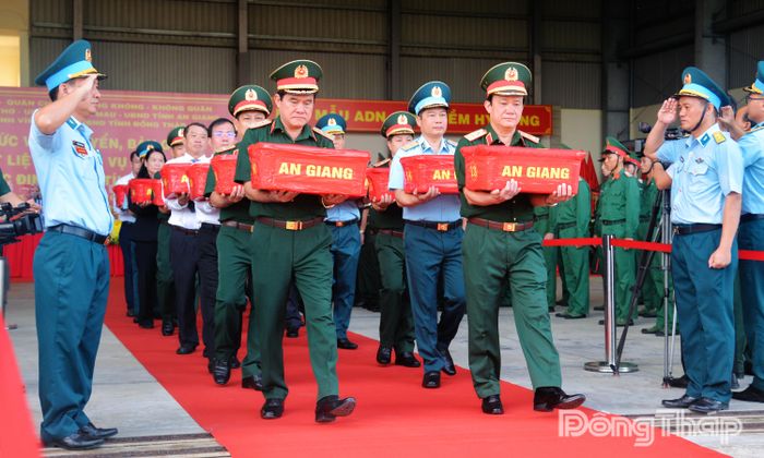 Các đại biểu vận chuyển hài cốt liệt sĩ lên máy bay vận chuyển ra Hà Nội.