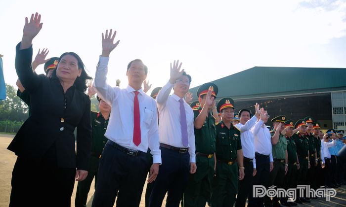 Các đại biểu vẫy tay chào chuyến bay vận chuyển hài cốt liệt sĩ ra Hà Nội giám định ADN.