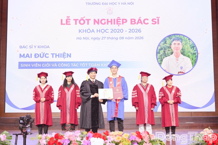 Mai Đức Thiện tại Lễ tốt nghiệp bác sĩ tại Đại học Y Hà Nội.