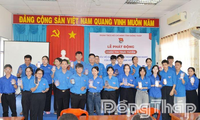 Cán bộ Đoàn, đoàn viên, thanh niên tham gia cuộc thi trực tuyến. 