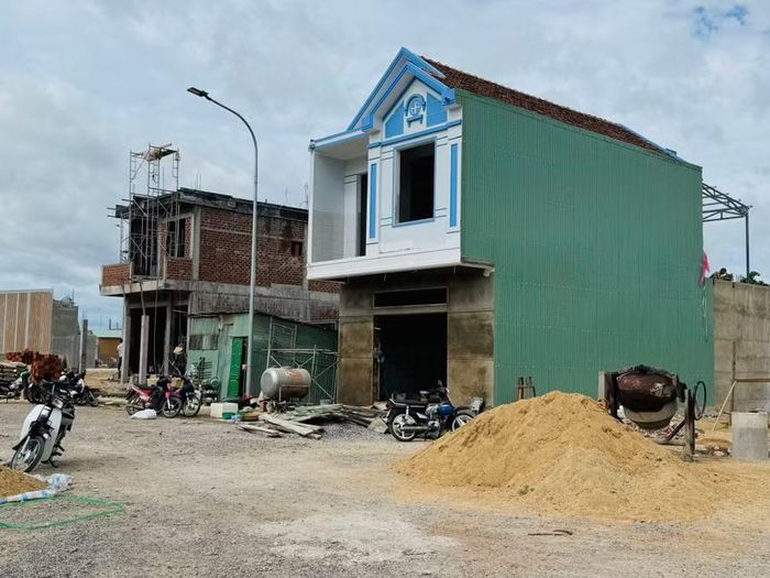  Người dân khẩn trương xây dựng nhà tại khu TĐC Vĩnh Phú, phường An Nhơn. Ảnh: N.H 