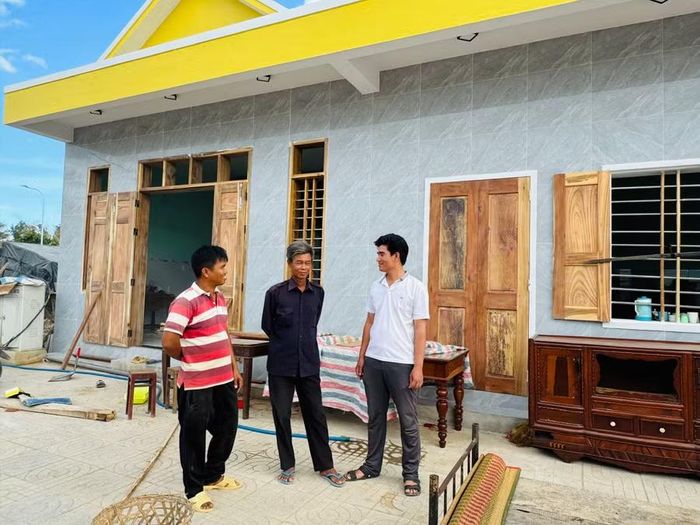  Ông Bùi Văn Bàn (đứng giữa, tổ dân phố Tiên Hội, phường An Nhơn Bắc) vui mừng khi được bố trí đất ở tại khu TĐC Vĩnh Phú (phường An Nhơn). Ảnh: N.H 