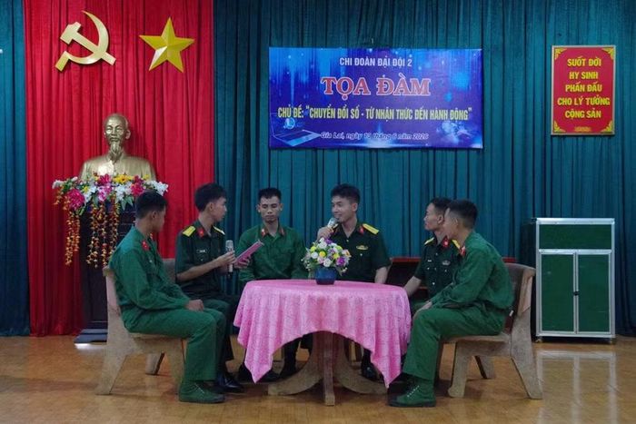  Tiểu đoàn Trinh sát 28 tọa đàm về chuyển đổi số gắn với phong trào “Bình dân học vụ số”. Ảnh: N.T 
