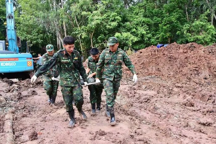 Ngày 4-10, Đội K74 tìm thấy thêm 5 bộ hài cốt liệt sĩ tại Công viên Lê Thị Riêng. Ảnh: Nguyễn Hùng/Dân trí