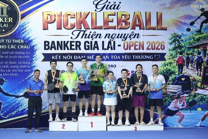  Ban tổ chức trao giải cho các vận động viên đạt thành tích tại Giải Pickleball Banker Gia Lai Open lần 2. Ảnh: BTC 