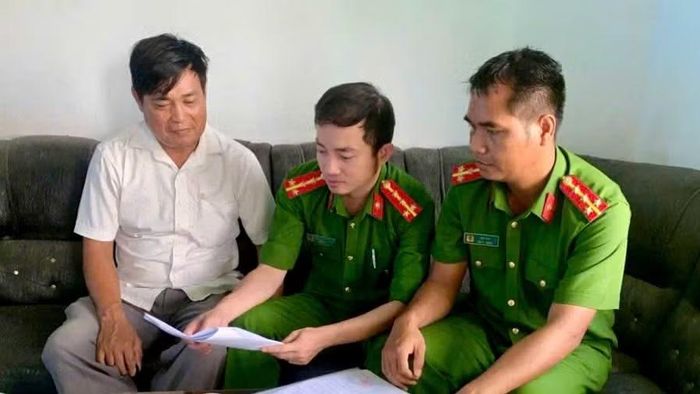  Đội Chữa cháy và CNCH khu vực số 7 tuyên truyền triển khai thiết bị truyền tin báo cháy. Ảnh: Ngọc Triết 
