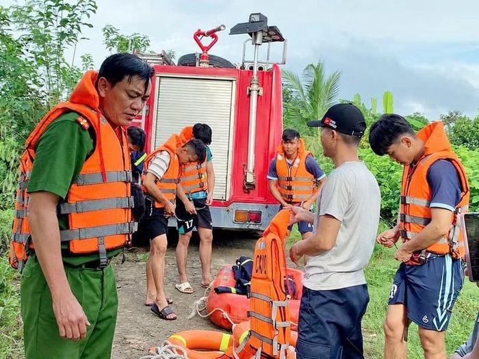  Đội Chữa cháy và CNCH khu vực số 7 triển khai lực lượng rà tìm nạn nhân bị đuối nước trên sông Ba. Ảnh: Ngọc Triết 