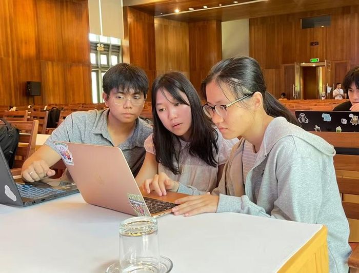 Các đội thi phát triển giải pháp cho những bài toán thực tiễn tại Cuộc thi Hackathon quốc tế về tính toán lượng tử tại Gia Lai năm 2026. Ảnh: H.Đ