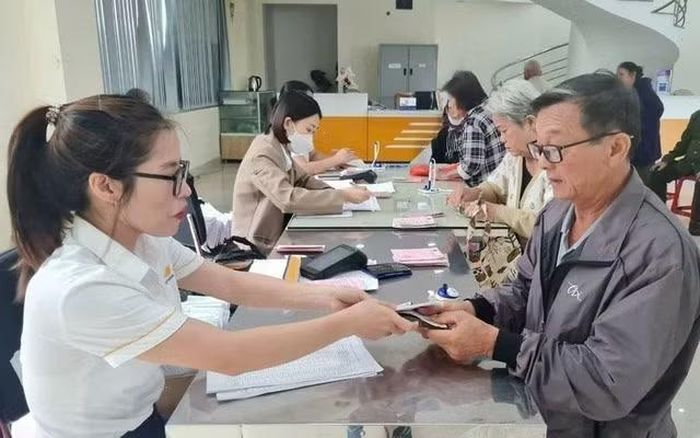 Người cao tuổi nhận lương hưu, trợ cấp tại điểm chi trả. Ảnh minh họa: VGP/VTV