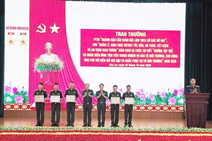  Khen thưởng các tập thể và cá nhân đạt thành tích cao trong phong trào "Bình dân học vụ số". Ảnh: Vĩnh Hoàng 