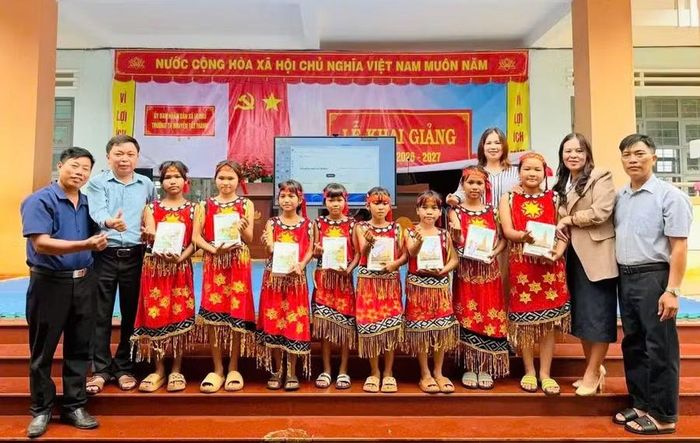  Hội Khuyến học tỉnh trao học bổng cho học sinh. Ảnh: N.L 