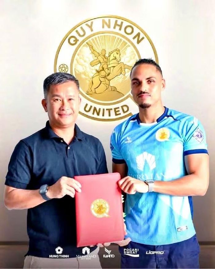 Chủ tịch CLB Quy Nhơn Đinh Hồng Vinh ký hợp đồng với Alexander Amir Adeljakobsen, hoàn tất việc bổ sung ngoại binh cho đội bóng mùa giải 2026-2027. Ảnh: Quy Nhơn United