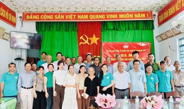  Các thành viên tham gia mô hình ra mắt tại buổi lễ. Ảnh: ĐVCC 