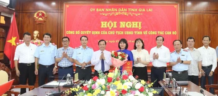 Phó Chủ tịch Thường trực UBND tỉnh Nguyễn Tuấn Thanh (thứ 5 từ trái sang) trao quyết định bổ nhiệm Phó Chánh Thanh tra tỉnh. Ảnh: Trung Nghĩa