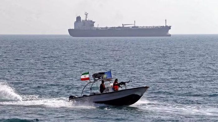 Xuồng cao tốc Iran trên vịnh Ba Tư. Ảnh: Tasnim
