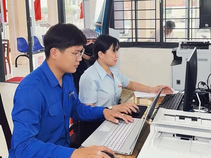  Anh Ngô Hoàng Khánh Duy - Phó Bí thư Đoàn xã, Chủ tịch Hội LHTN Việt Nam xã Xuân An hỗ trợ người dân thực hiện thủ tục dịch vụ công trực tuyến. Ảnh: ĐVCC 
