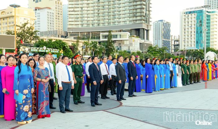 Các đồng chí lãnh đạo tỉnh cùng cán bộ, hội viên phụ nữ tham dự lễ chào cờ.