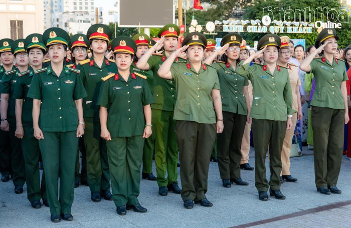Nữ chiến sĩ các lực lượng vũ trang tham dự lễ chào cờ.