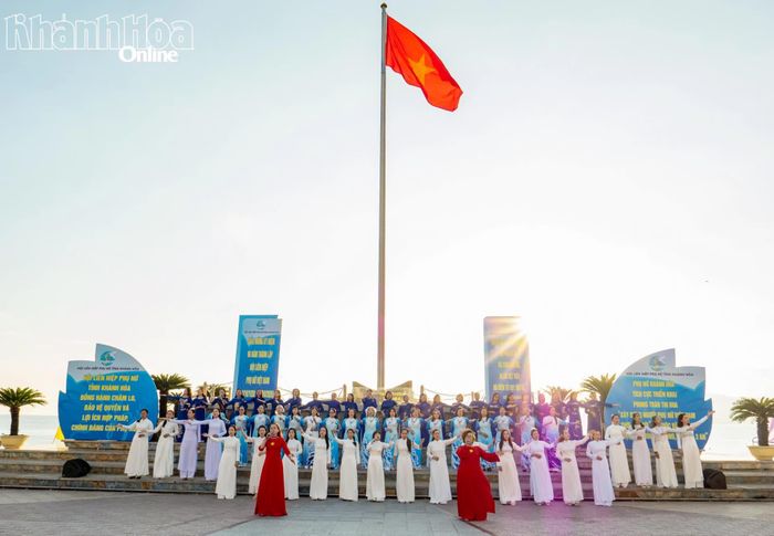 Cán bộ, hội viên phụ nữ tham gia trình diễn bài hát “Tự nguyện".