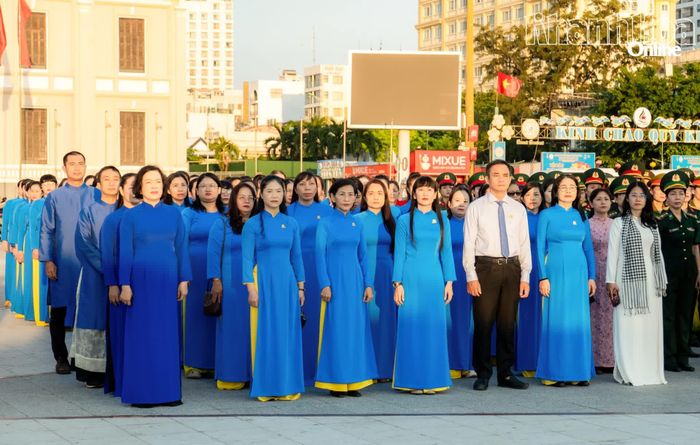 Cán bộ, hội viên phụ nữ các đơn vị trực thuộc Hội Liên hiệp Phụ nữ tỉnh dự lễ chào cờ.