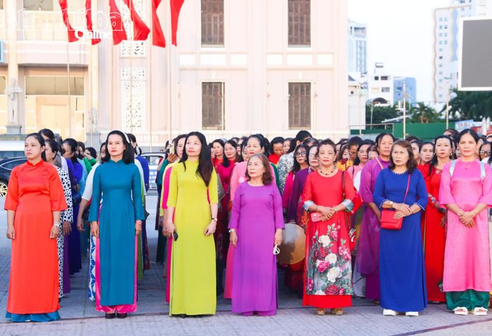 Cán bộ, hội viên phụ nữ các phường khu vực Nha Trang tham dự lễ chào cờ.