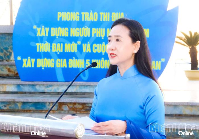 Bà Nguyễn Quỳnh Nga phát biểu tại lễ chào cờ.