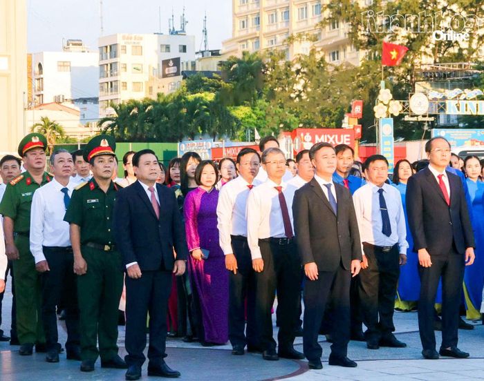 Các đồng chí lãnh đạo tỉnh tham dự lễ chào cờ.